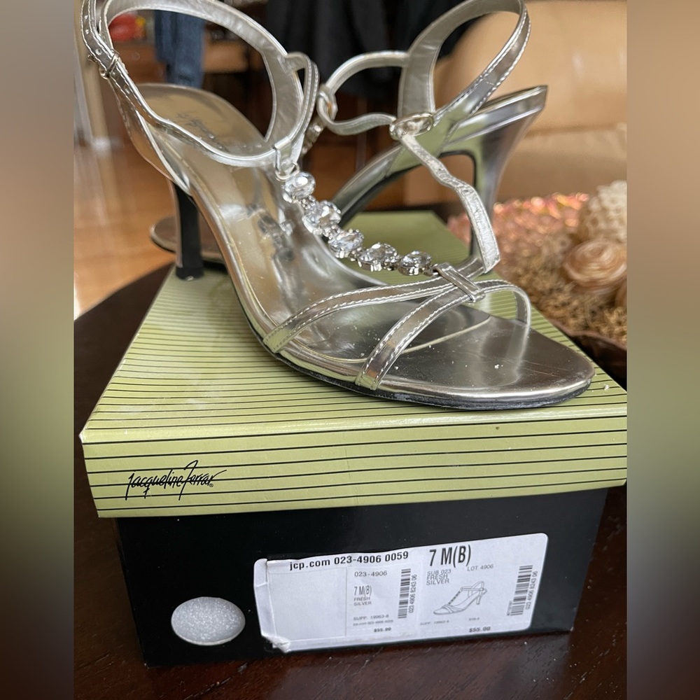 Jacqueline Ferrar Silver dress heel.